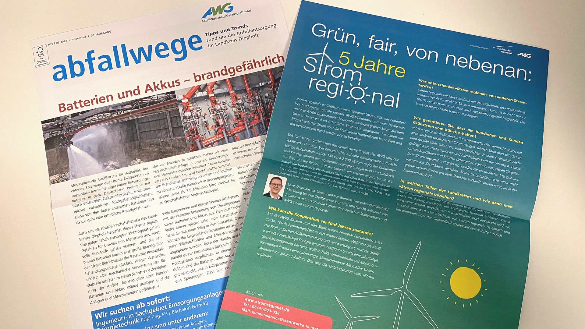 Kundenzeitschrift liegt auf einem Tisch.