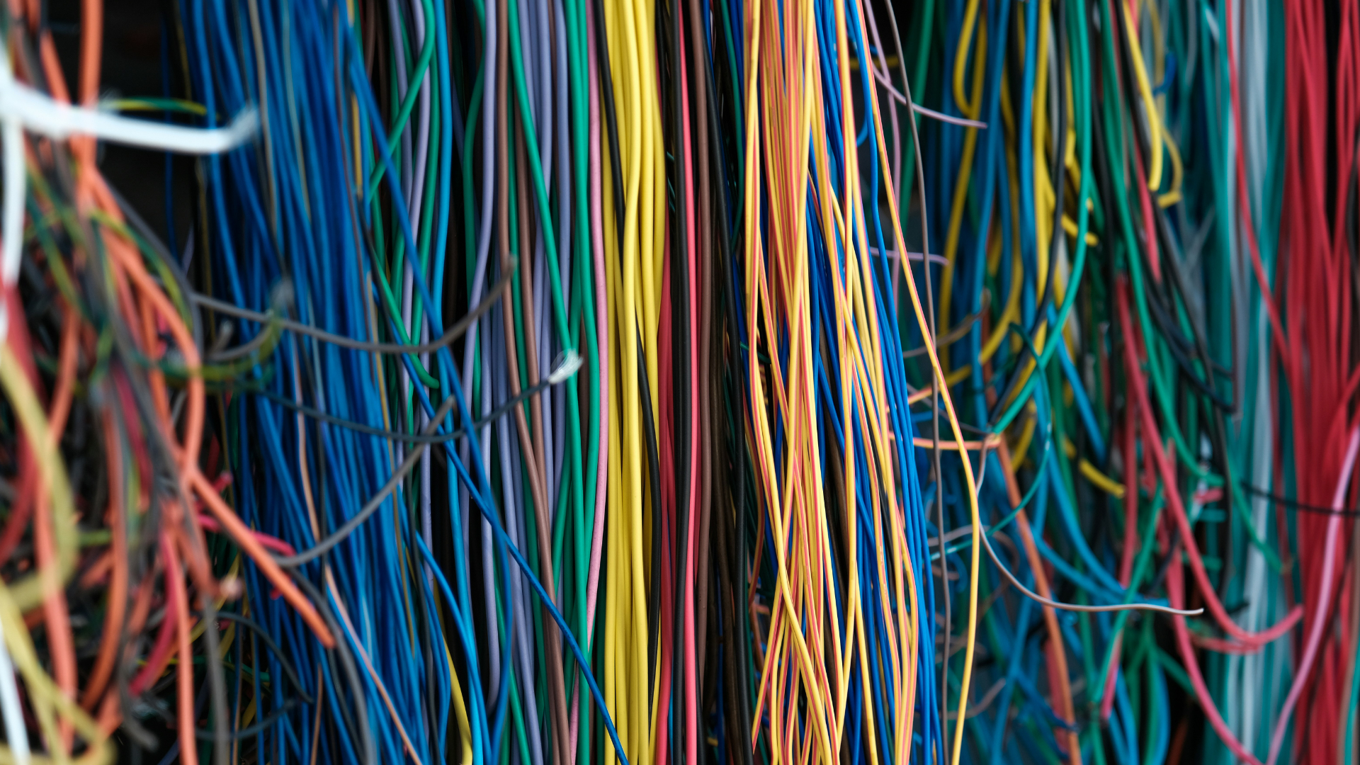 Kabel in verschiedenen Farben hängen herab.