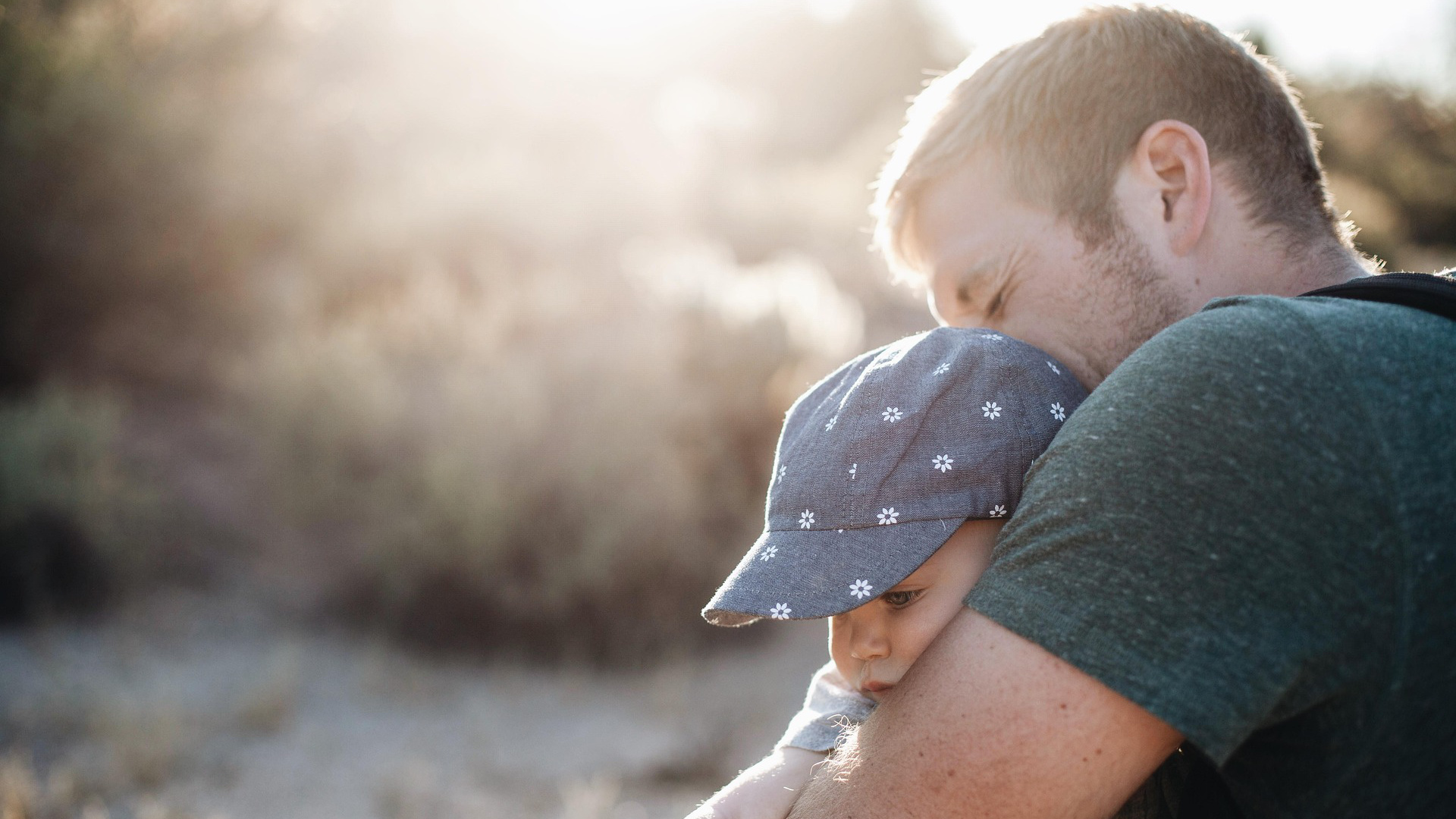 Ein Foto von einem Vater mit seinem Kind.
