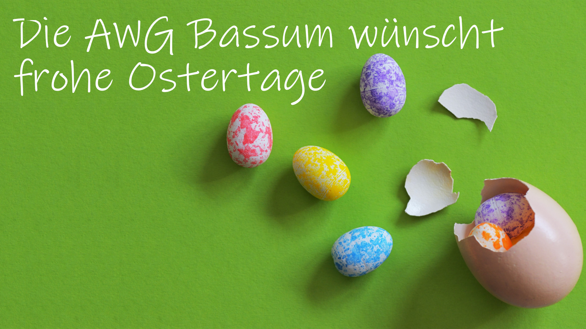 Ein Foto mit einer Grußbotschaft der AWG sowie Ostereiern.