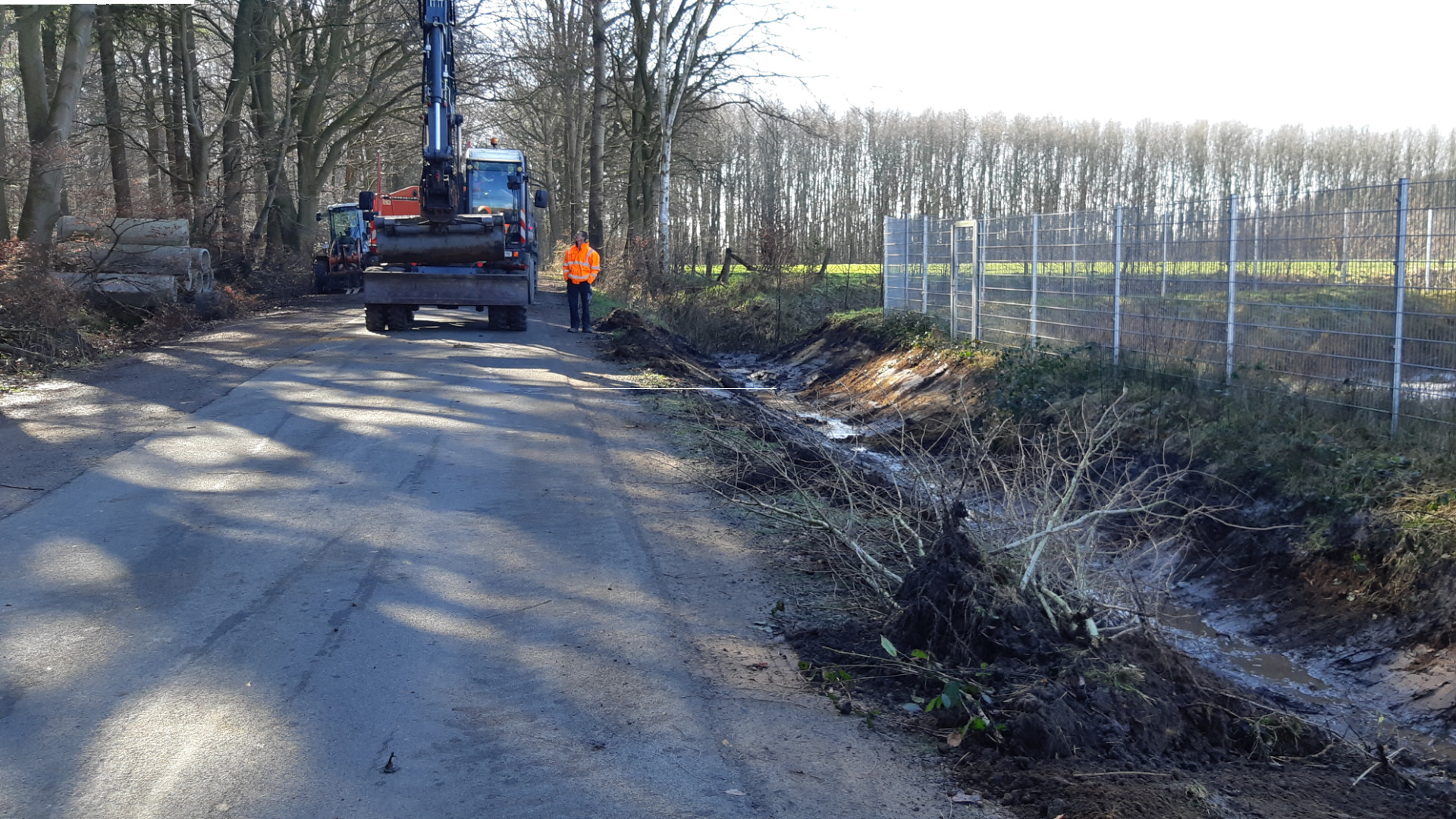 Ein Bild von den Bauarbeiten. Zu sehen sind Rohre und ein Bagger.