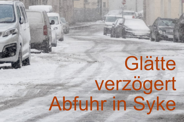 Ein Bild einer verschneiten Straße mit geparkten Autos am Seitenrand.