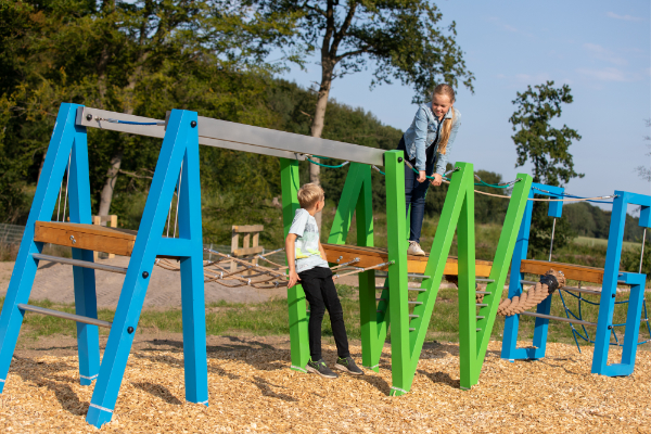 Kinder klettern auf AWG-Gerüst