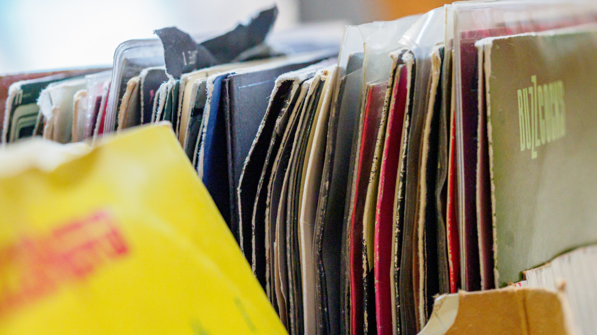 Es sind verschiedene Akten zu sehen.