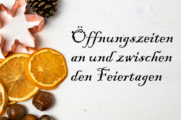 Weihnachtliche Dekoration und ein textlicher Hinweis auf die Öffnungszeiten