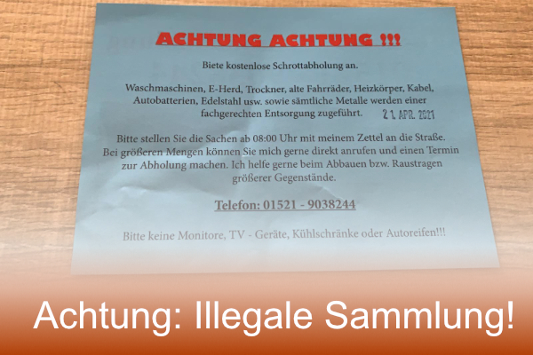 Das Bild eines blauen Flyers für eine Schrottabholung liegt auf einem Tisch. Darauf sind eine Auflistung der abholbaren Gegenstände und eine Mobilnummer zu sehen.