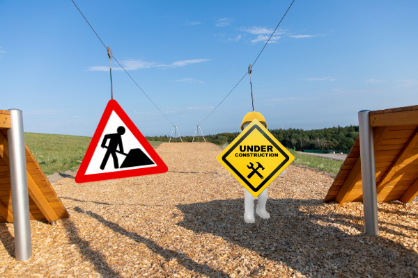 Seilbahn des Bassumer Utkieks mit Baustellen-Schildern.