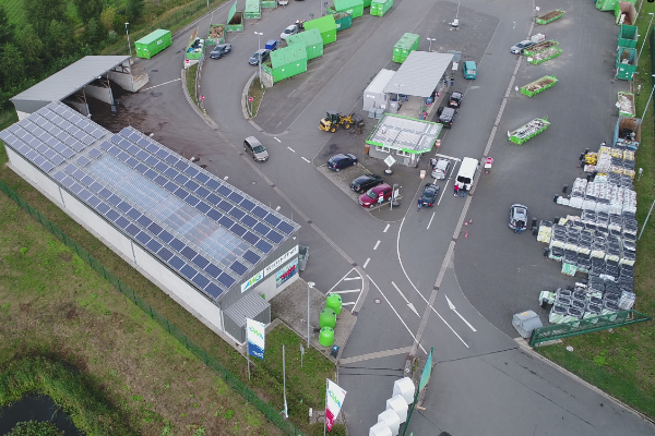 Ein Luftbild des Wertstoffhof Weyhes mit Autos.