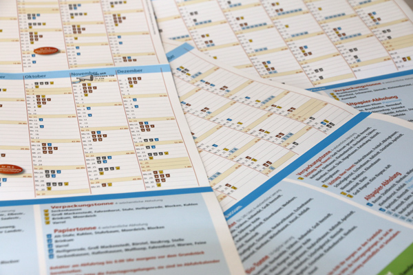 Ein Luftbild des Wertstoffhof Weyhes mit Autos.